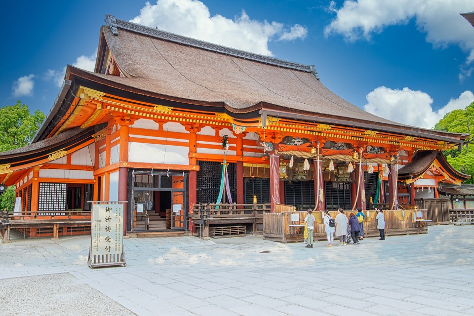 京都・祇園の八坂神社社殿。華やかな祇園造の社殿が立つ境内の風景