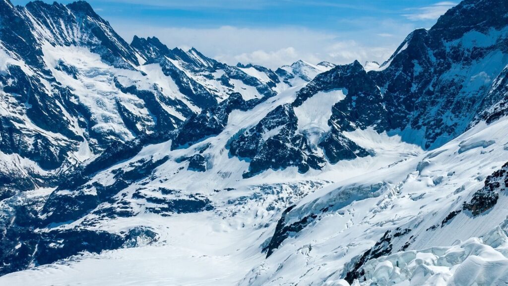 スイスの雪山とダボスの風景