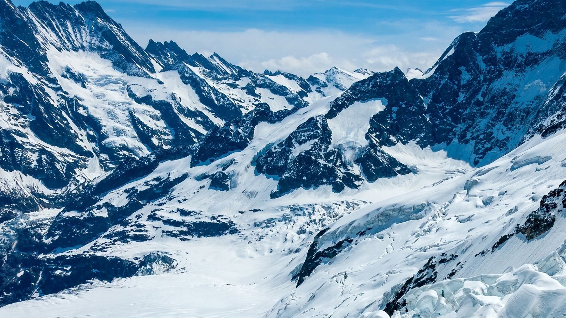 スイスの雪山とダボスの風景