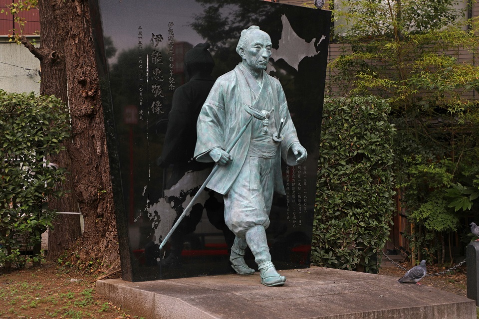 富岡八幡宮に建つ伊能忠敬の銅像の写真