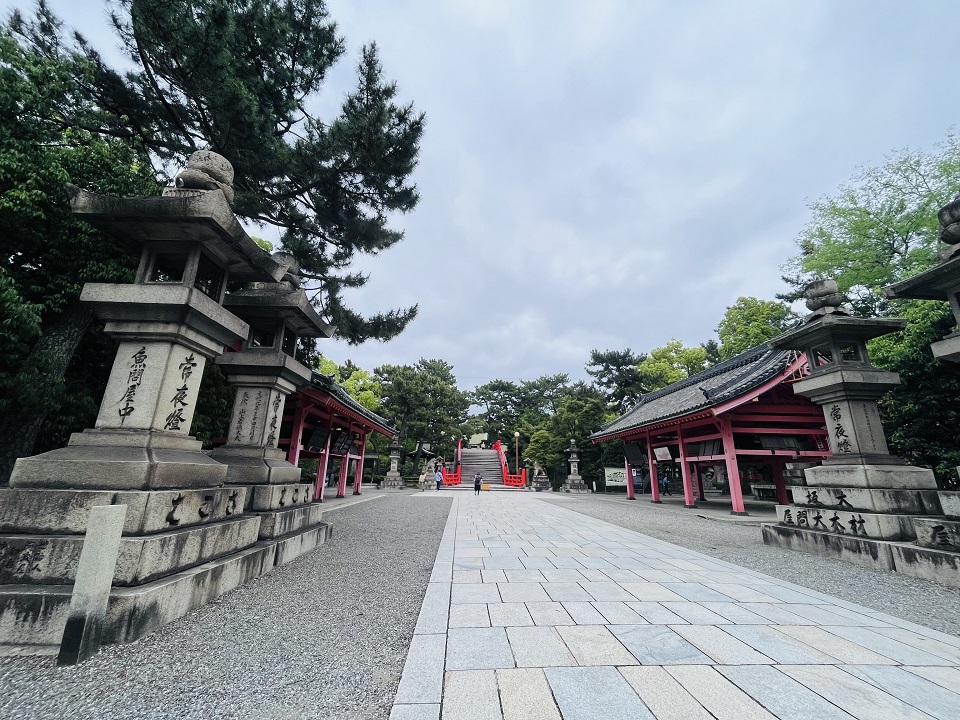住吉大社の太鼓橋（反橋）へ続く参道の風景。朱色の橋へ向かう落ち着いた雰囲気の参道