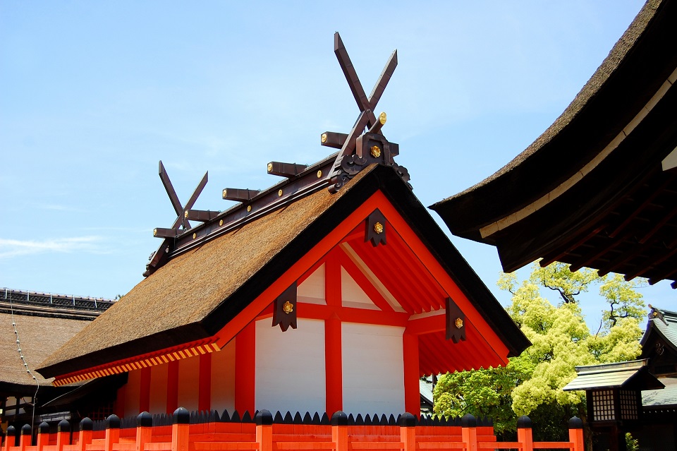 住吉大社の社殿の写真。朱塗りと白のコントラストが美しい国宝建築