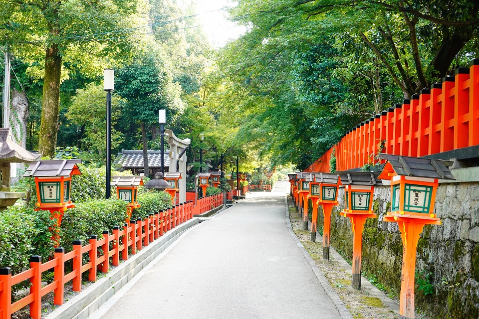 八坂神社の参道。両側に社殿が並ぶ落ち着いた参道の風景