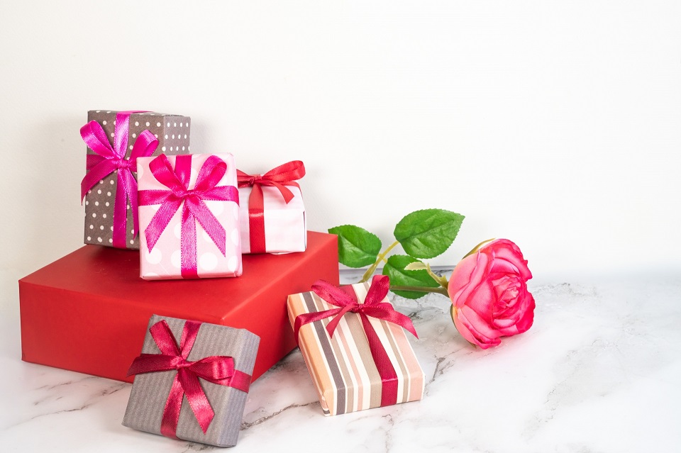 高級チョコレートの箱と薔薇の花の写真。サロン・デュ・ショコラ2026のギフトイメージ