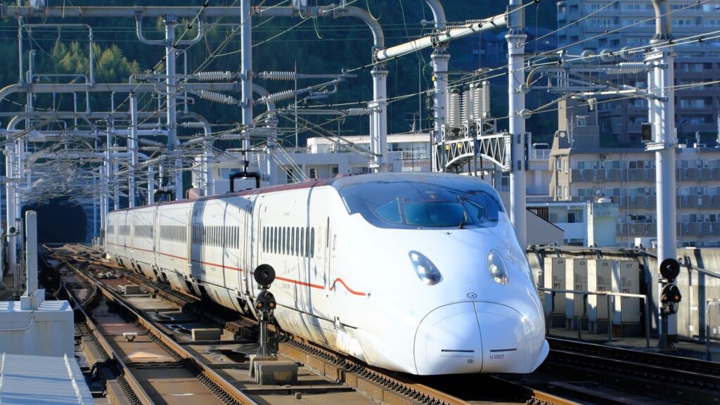 鹿児島と福岡を結ぶ九州新幹線の車両。離れて暮らす家族や学生をつなぐ存在として、かごしま女子駅伝の観戦ストーリーと重なる風景