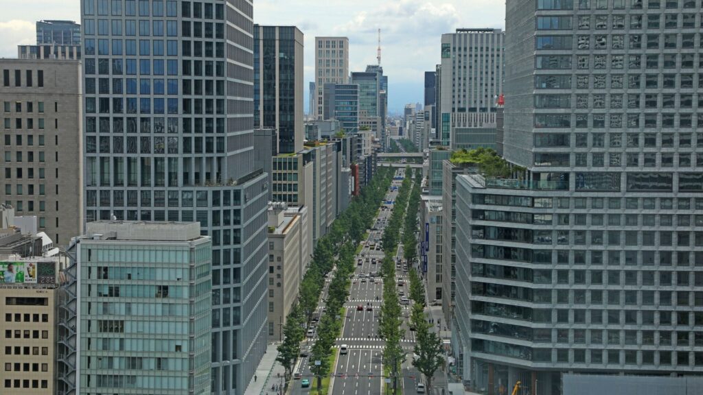 御堂筋のビル街を駆け抜ける大阪国際女子マラソンの舞台となる道路。日本のエースが世界の2時間18分台に挑む高速レースの象徴的風景。