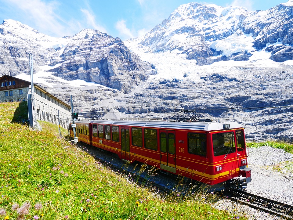 スイスの雪山を登る山岳鉄道の風景