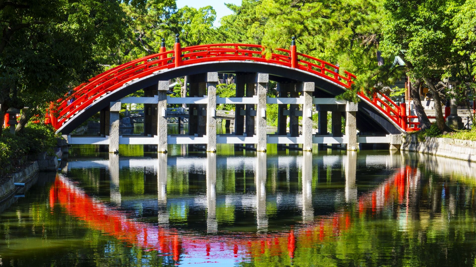 住吉大社の太鼓橋（反橋）の写真。朱塗りの橋が大きく反り、境内の象徴として美しく佇む様子