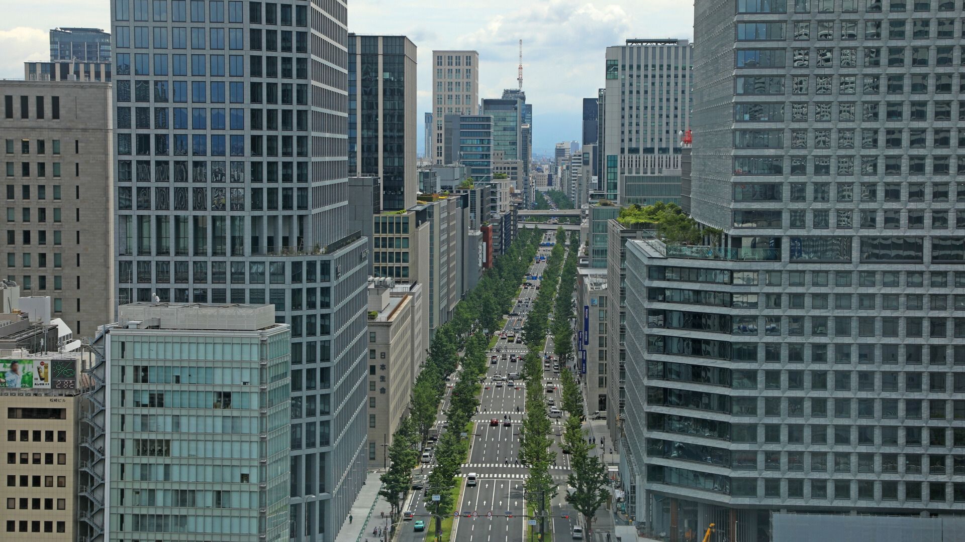御堂筋のビル街を駆け抜ける大阪国際女子マラソンの舞台となる道路。日本のエースが世界の2時間18分台に挑む高速レースの象徴的風景。