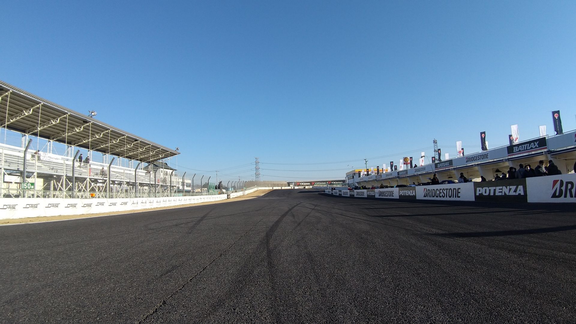 F1レース場のコースを走るマシンのイメージ写真。スカパーでF1を視聴できる記事のアイキャッチ用画像