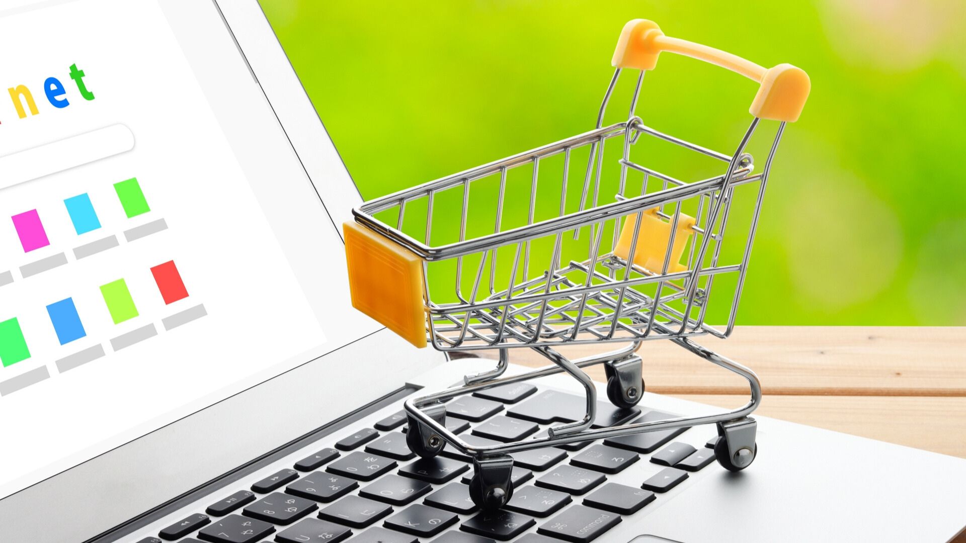パソコンとショッピングカートの画像｜ペライチ決済を使ったネット販売・売れるページ作成のイメージ