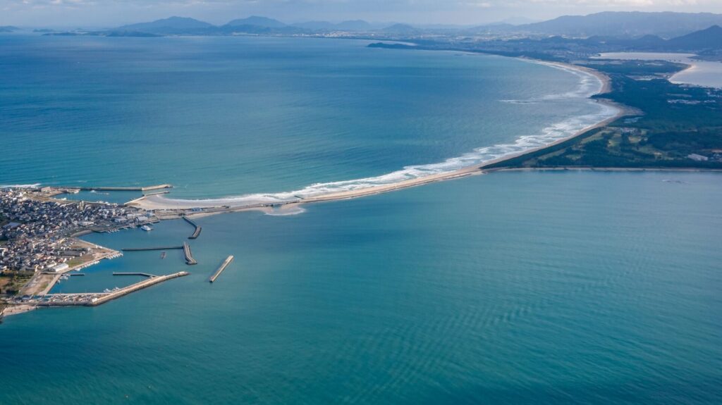 福岡クロカン2026が行われる海の中道の芝生クロスカントリーコースと海の風景