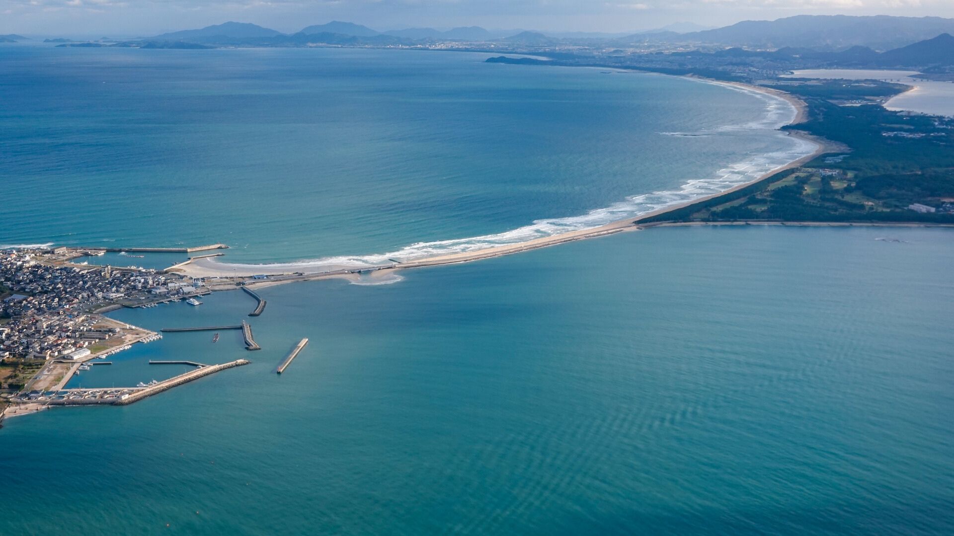 福岡クロカン2026が行われる海の中道の芝生クロスカントリーコースと海の風景