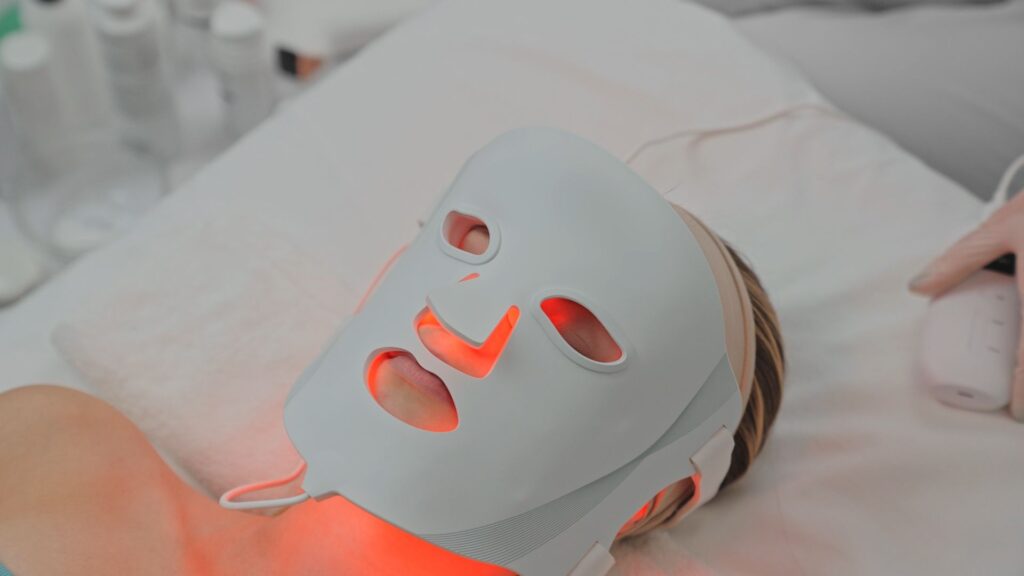 カレントボディのLEDマスクを装着して光美容ケアを行う女性