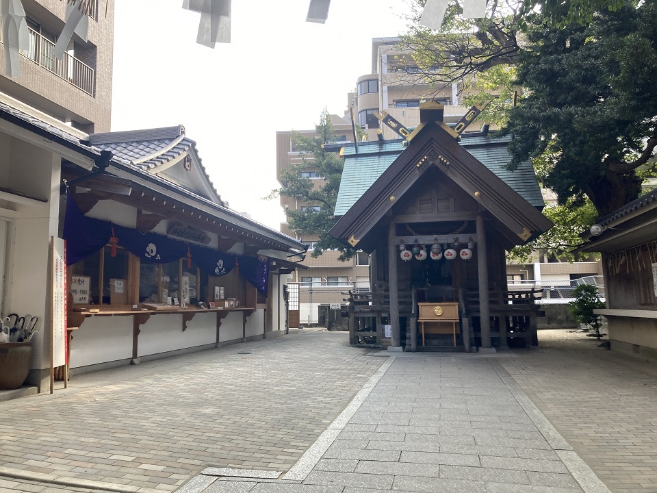 平日の静かな猿田彦神社の境内。参拝者のいない穏やかな藤崎の神社風景