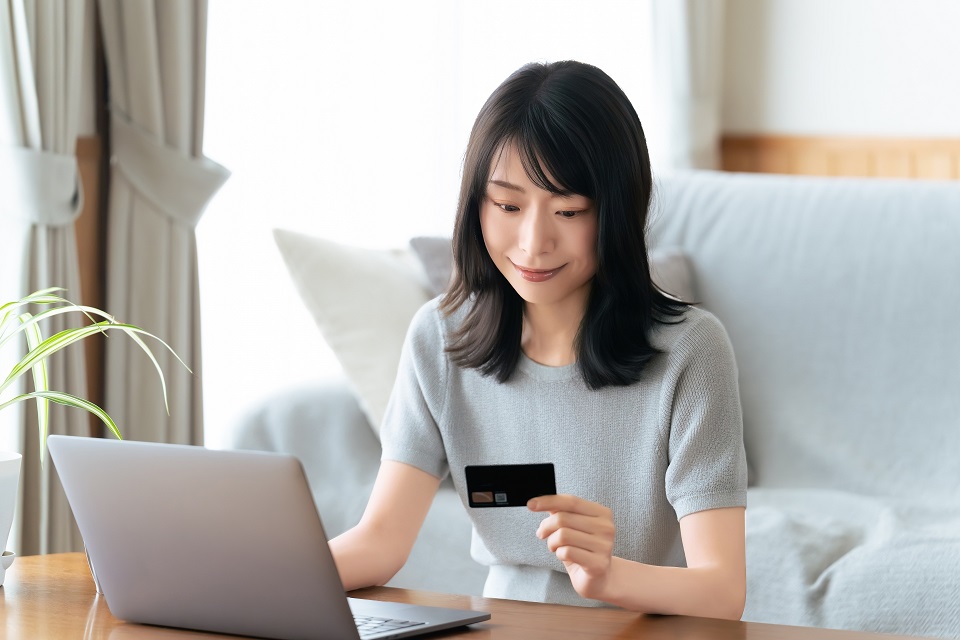 ノートパソコンでペライチのオンライン決済を行う女性のイメージ写真