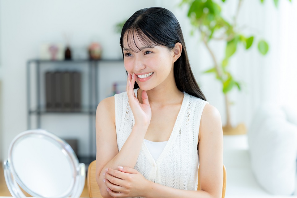 スキンケア効果で肌にハリと透明感が出た女性の写真