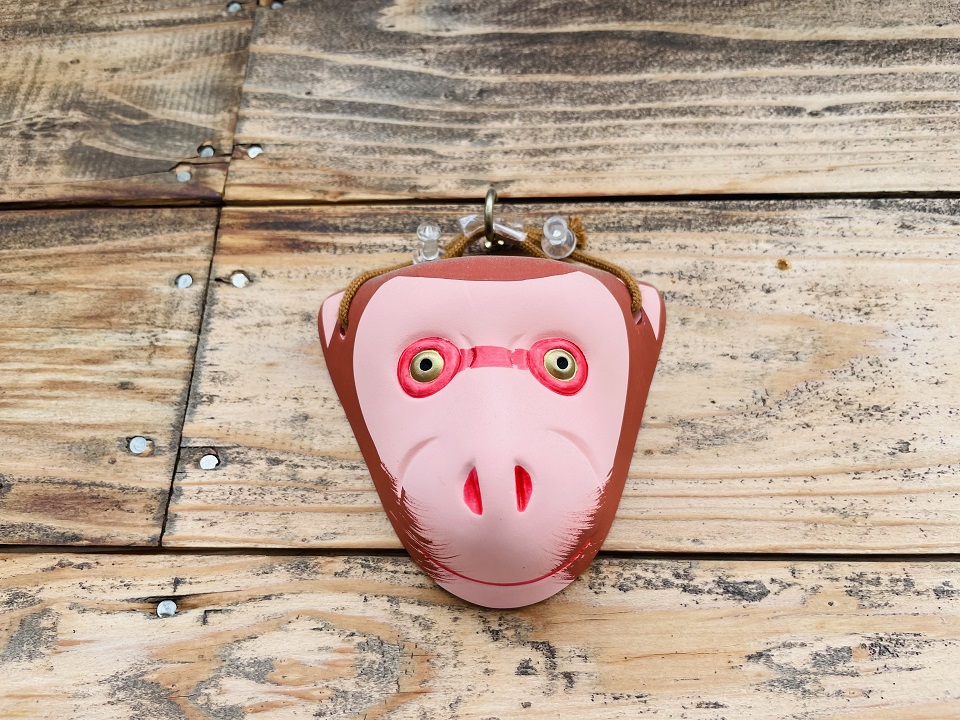 藤崎の猿田彦神社で授与される縁起物の猿面。災いが去るとされる厄除けのお面