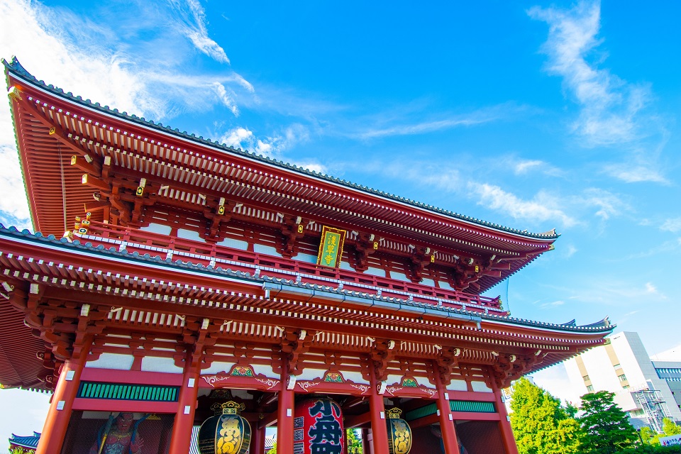 東京マラソン2026のコース上に位置する浅草雷門前の風景を写した写真