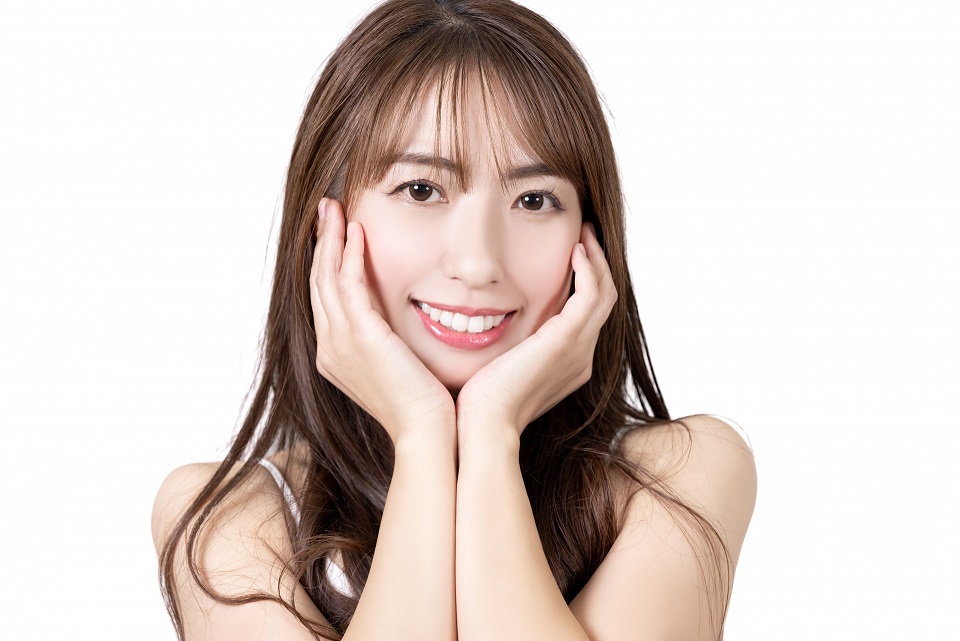 スキンケア効果で肌にハリと透明感が出た女性の写真