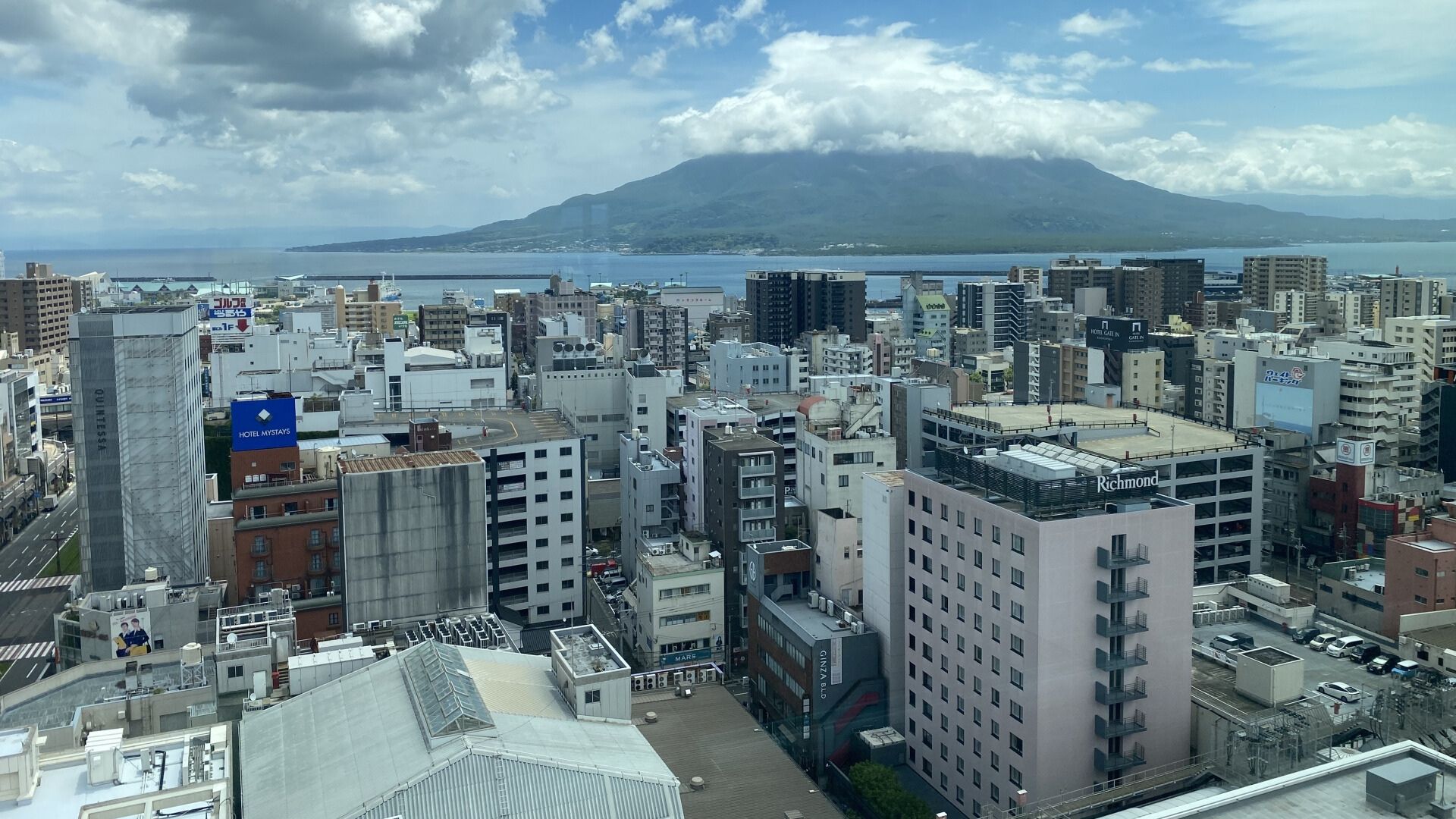 鹿児島マラソン2026のコースから望む鹿児島市街と桜島の風景