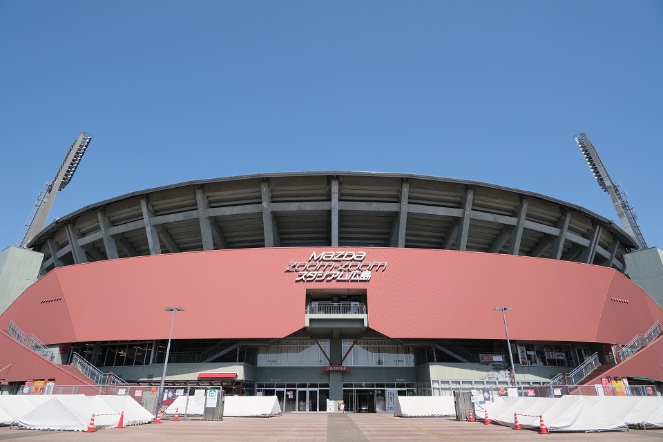 マツダスタジアム正面入口の外観|広島東洋カープの本拠地とスカパー!で視聴できるカープ主催試合のイメージ