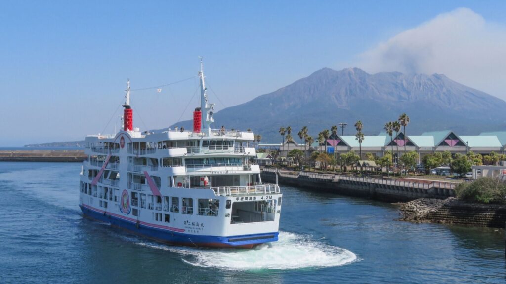 鹿児島県下一周駅伝の最終日に通過する地域を結ぶ桜島フェリーの風景
