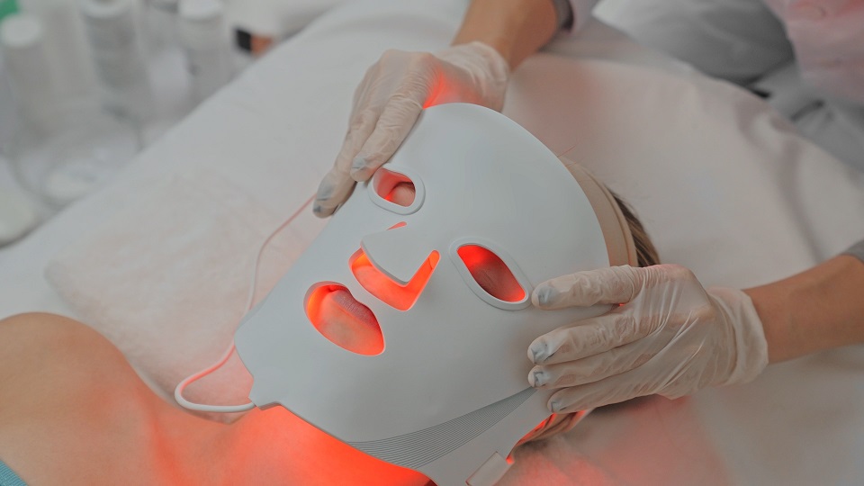 LEDマスクを装着してフェイシャルケアを受ける女性のイメージ