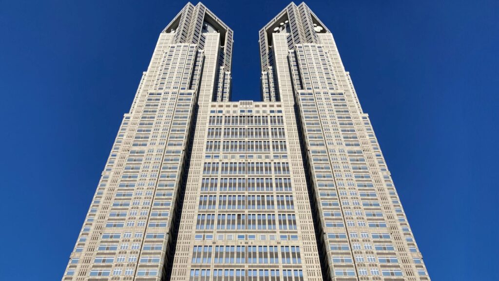 東京マラソン2026のスタート地点・東京都庁前の外観