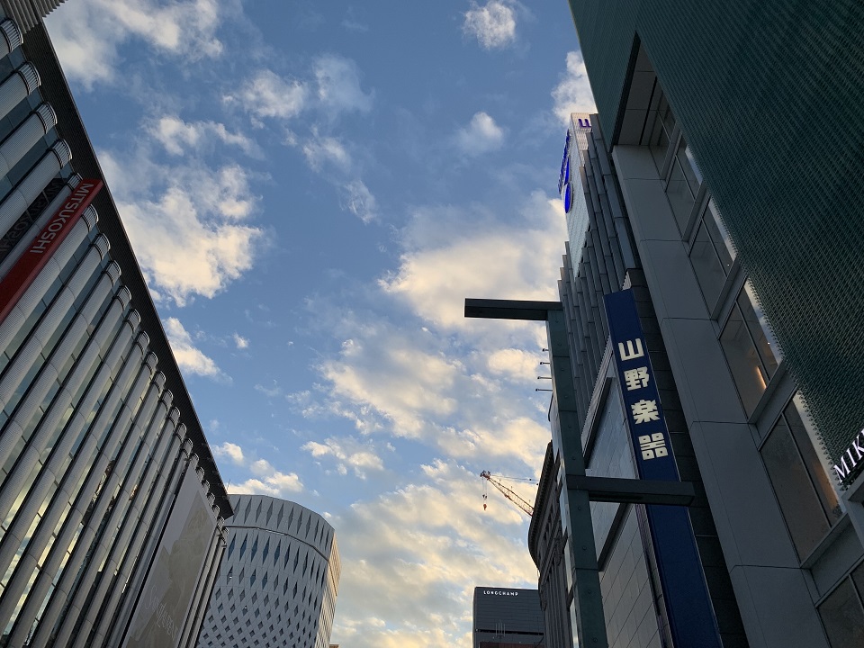 東京マラソン2026でランナーが通過する銀座の中心街の風景写真