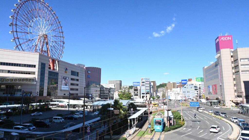 鹿児島県下一周駅伝のコース特徴を象徴する鹿児島中央駅周辺の街並み