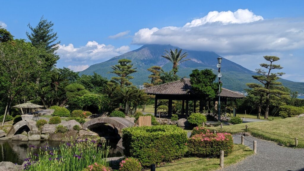 仙巌園の庭園越しに望む桜島と青空の景色|鹿児島市の代表的観光地