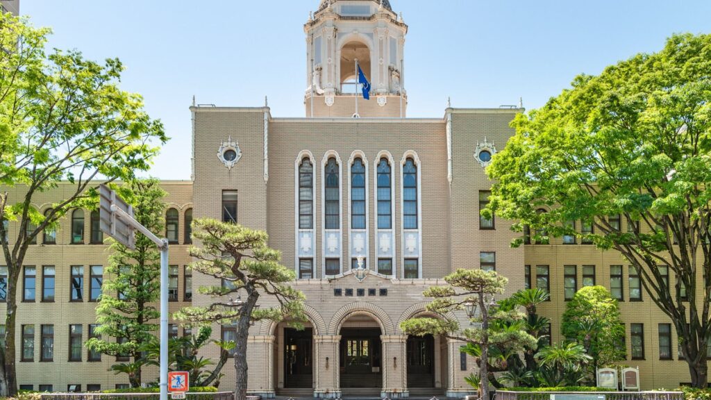 静岡市役所静岡庁舎本館と象徴的なあおい塔の外観（静岡マラソン2026スタート地点）