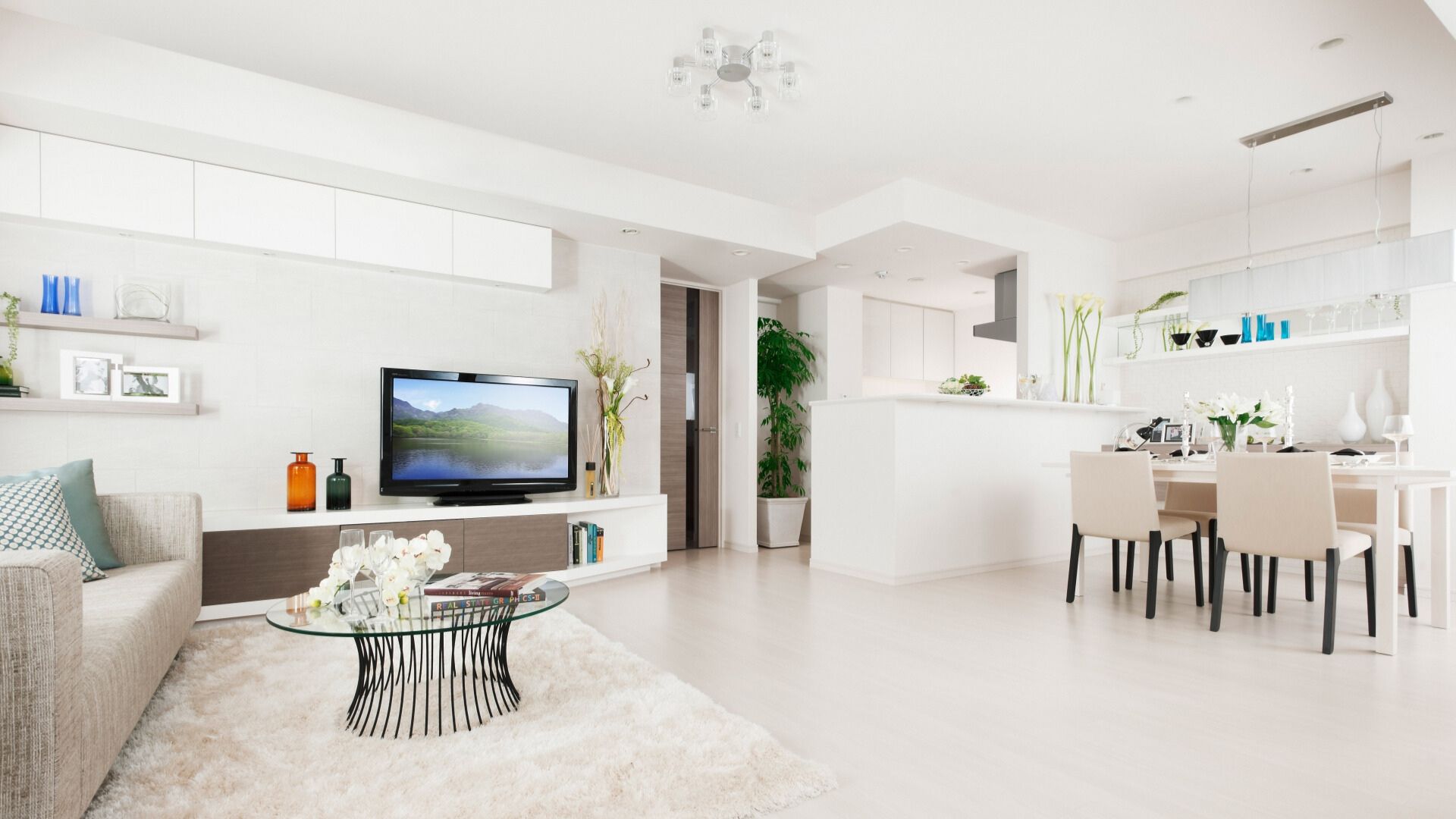 明るい照明のリビングダイニングでくつろぐ快適な暮らしのイメージ