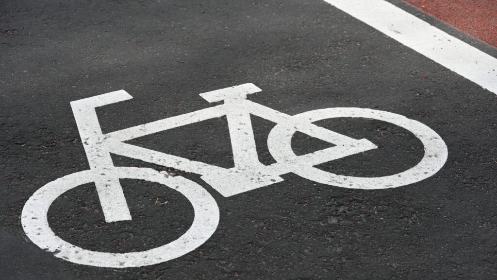 道路に描かれた自転車専用レーンのマーク