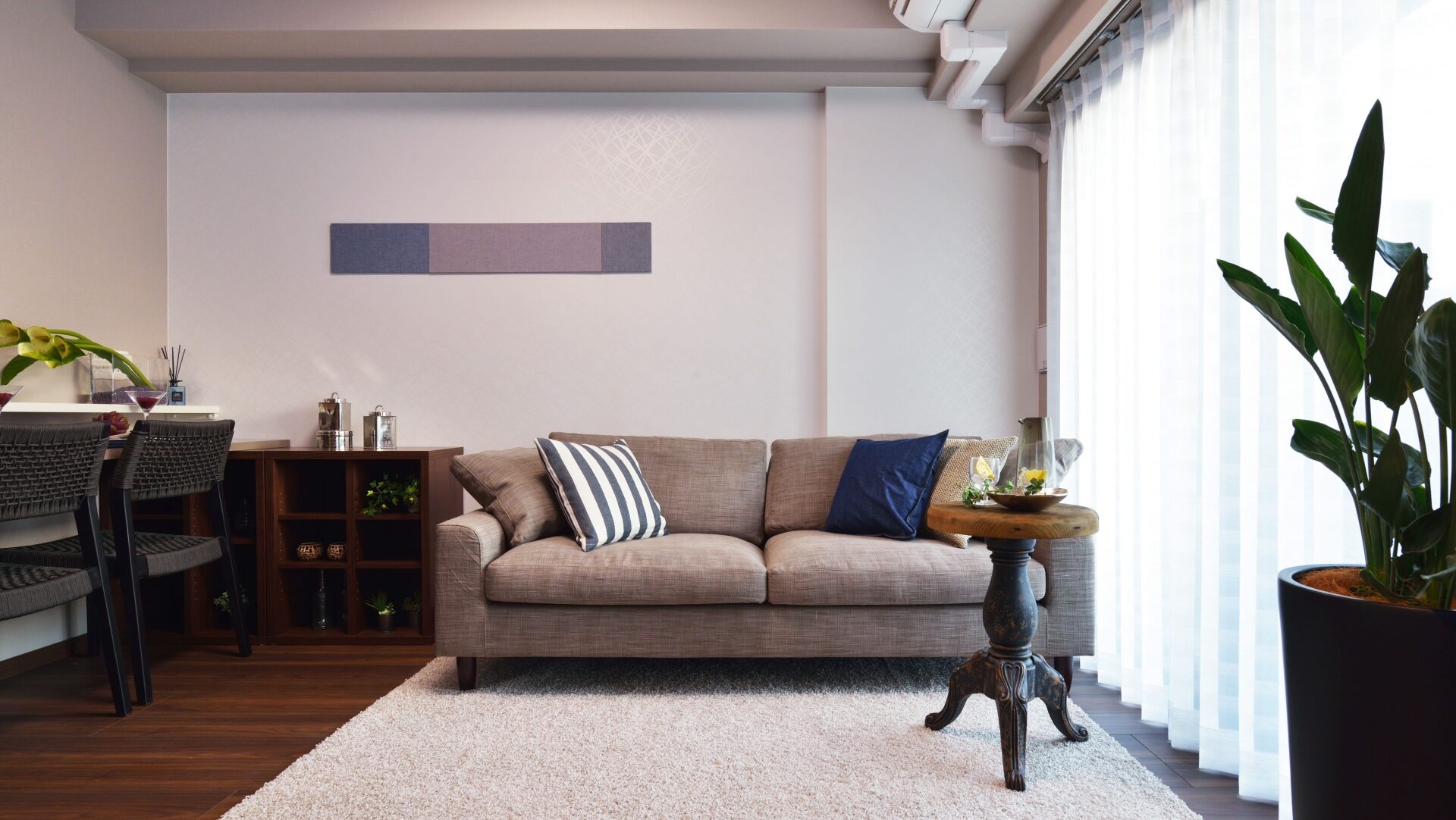 自宅でくつろげる明るいリビングルームのイメージ