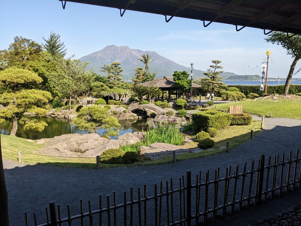 鹿児島の名勝・仙巌園から望む桜島と庭園風景