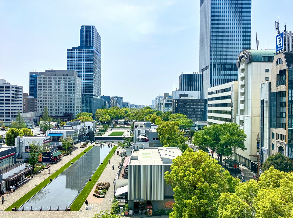 名古屋ウィメンズマラソンでランナーが駆け抜ける久屋大通公園の風景