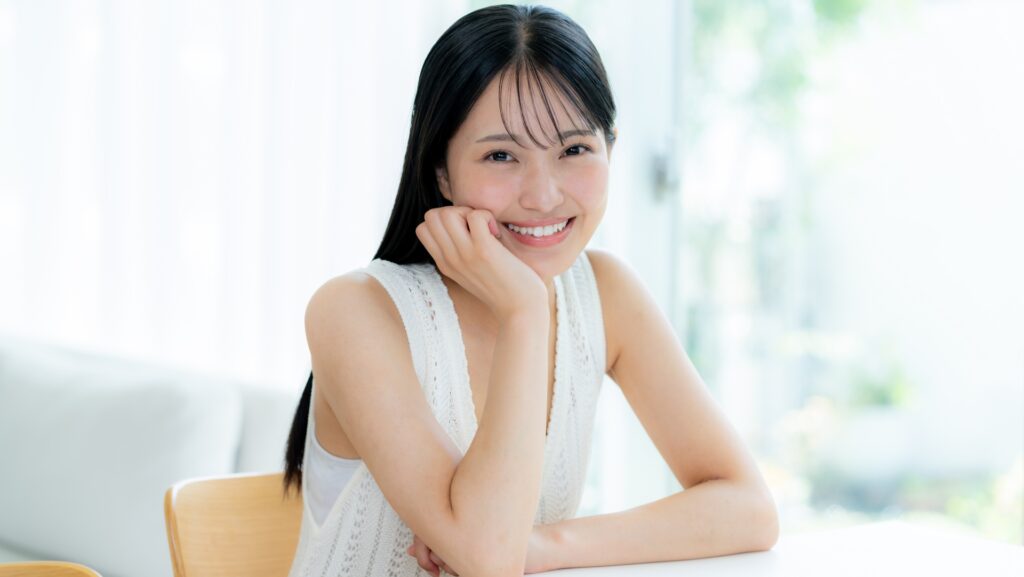 白い明るい部屋で笑顔の20代女性｜プロも選ぶプレミアムホームケア・トリア4X脱毛器のGWセールイメージ