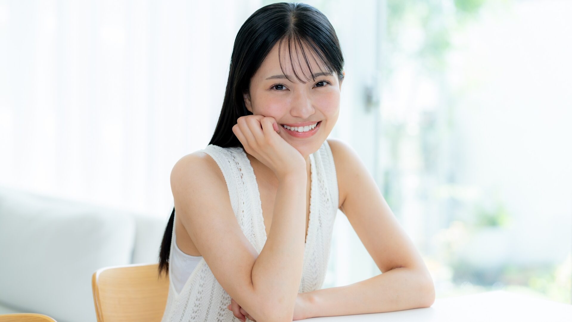 白い明るい部屋で笑顔の20代女性｜プロも選ぶプレミアムホームケア・トリア4X脱毛器のGWセールイメージ