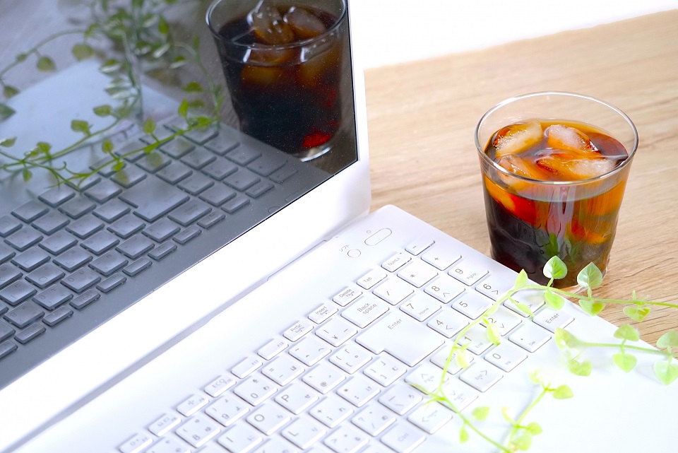 パソコン作業をしながらアイスコーヒーを楽しむ自宅のデスク環境