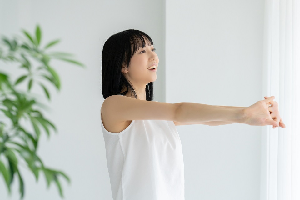 白を基調とした空間で自然な表情の女性の美容イメージ写真｜トリア4X脱毛器がおすすめな人の紹介前イメージ