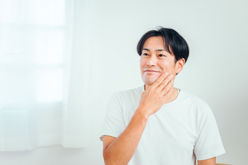 白い服を着た清潔感のある男性のイメージ写真｜家庭用レーザー脱毛器トリア4Xの紹介セクション