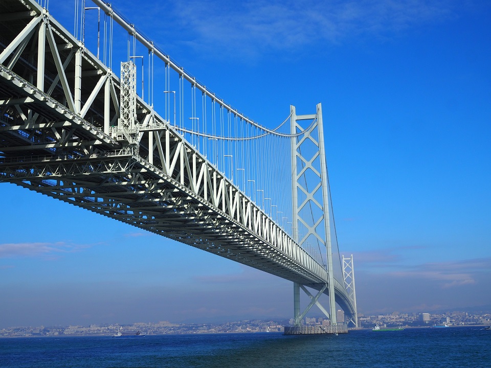 神戸マラソンコース途中で見える明石海峡大橋の景色