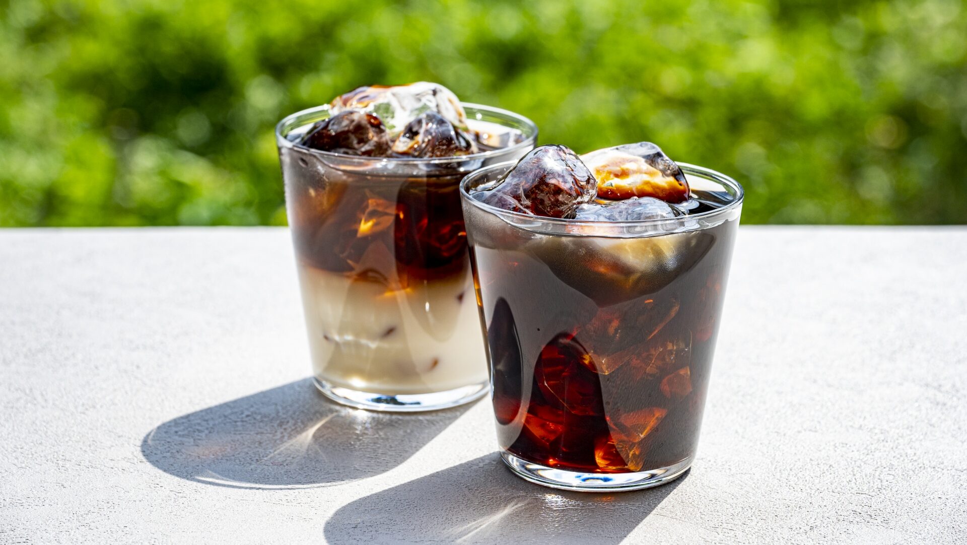 朝の光の中で楽しむ自宅のアイスコーヒー2杯のイメージ