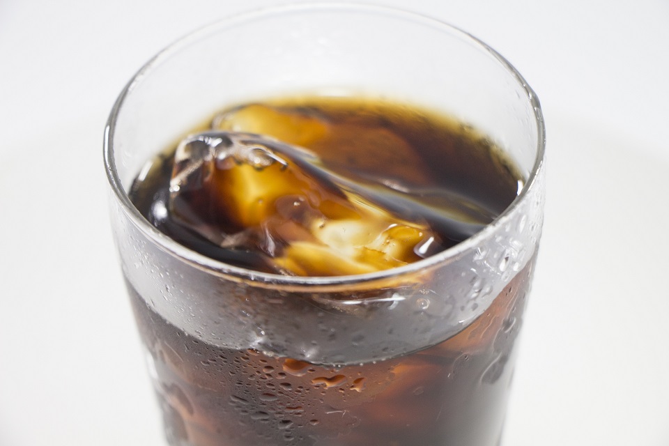 水滴がついた冷たいアイスコーヒーのグラスのクローズアップ
