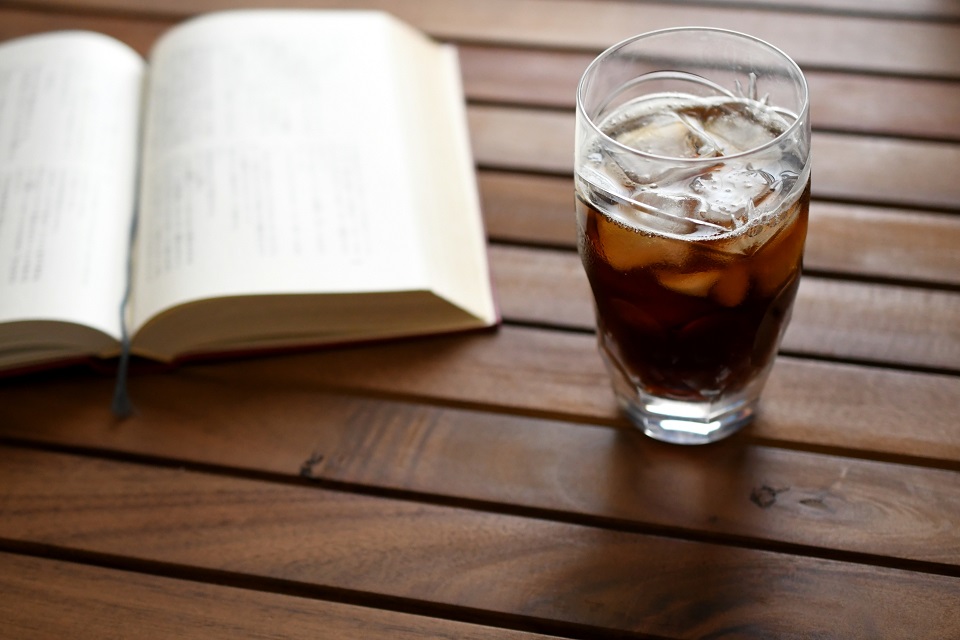 本を読みながらアイスコーヒーを楽しむ自宅のリラックスした時間