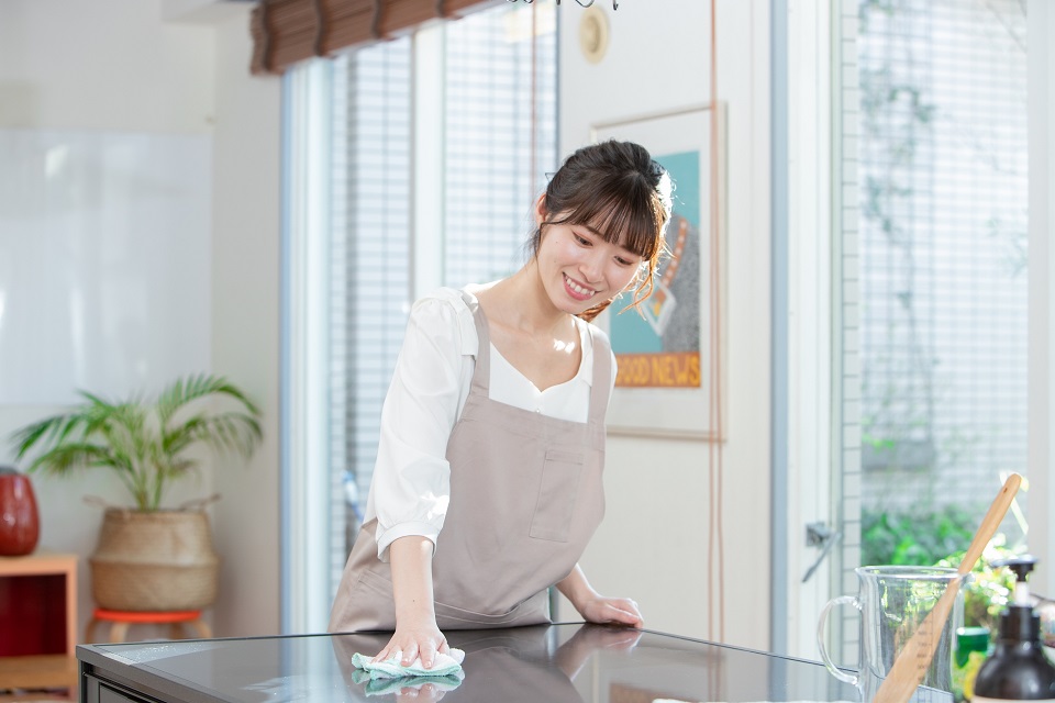 スイーツ作り前にキッチンを整える女性