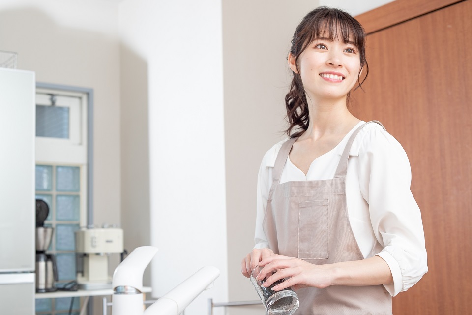 スイーツ作り後に片付けをする女性