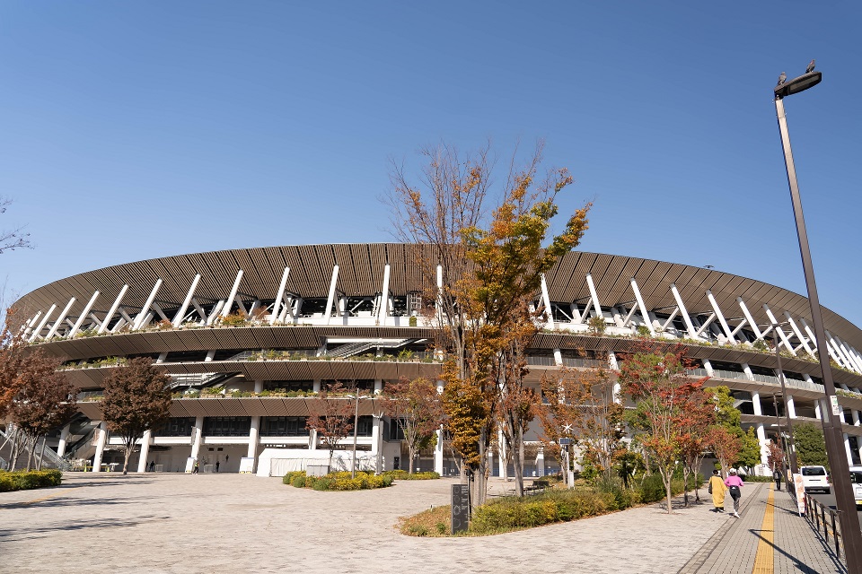 東京レガシーハーフ2026のスタート地点である国立競技場の外観（横からの写真）